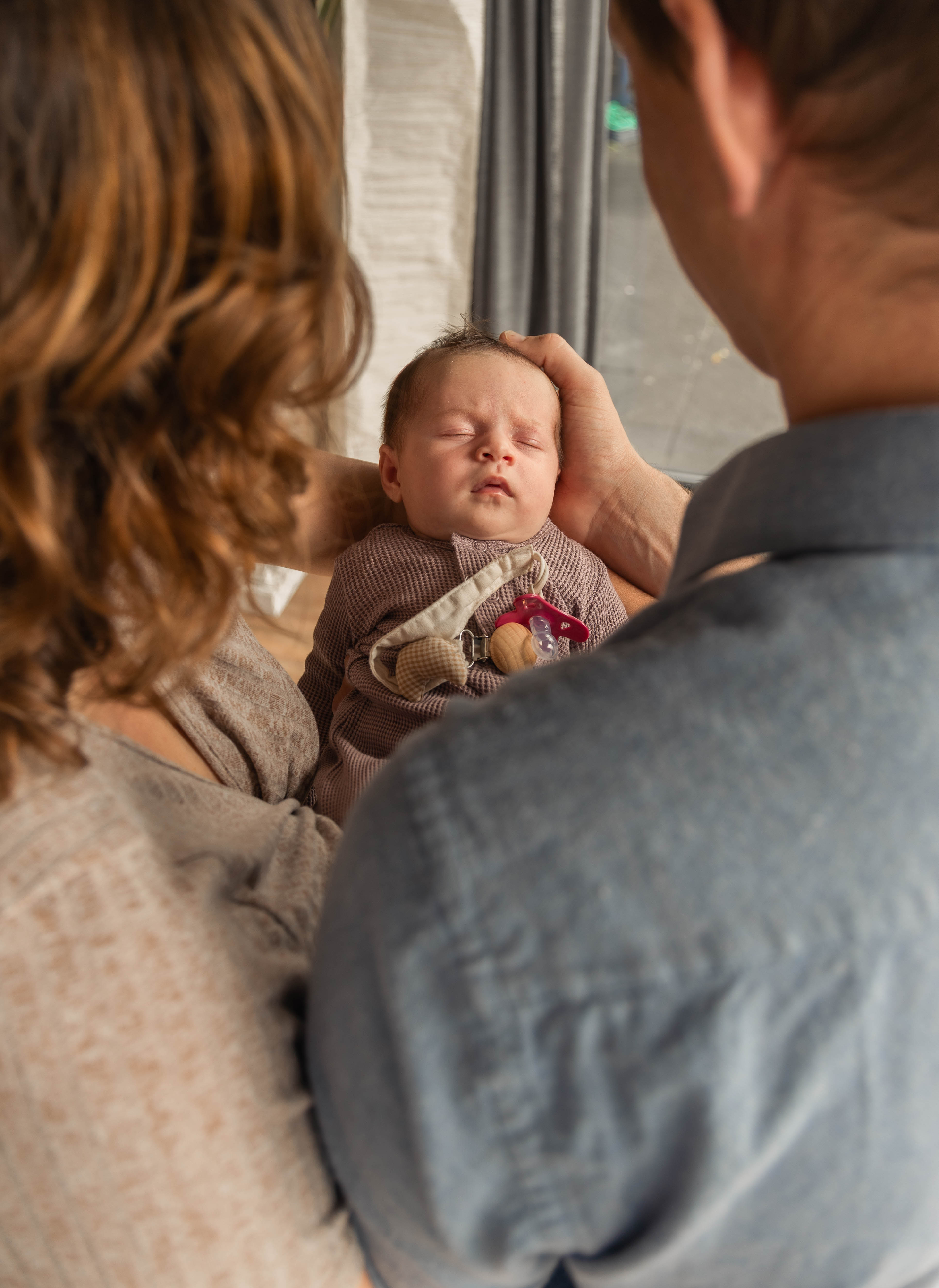De trotse ouders houden hun baby vast tijdens deze gezinsshoot newbornshoot