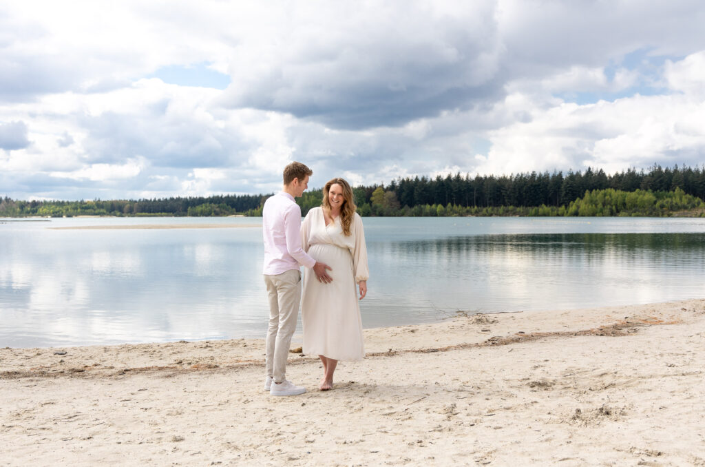 Zwangerschapsshoot 't nije hemelriekje Gasselte op wit zand, blauw meer een prachtige zwangerschapsshoot