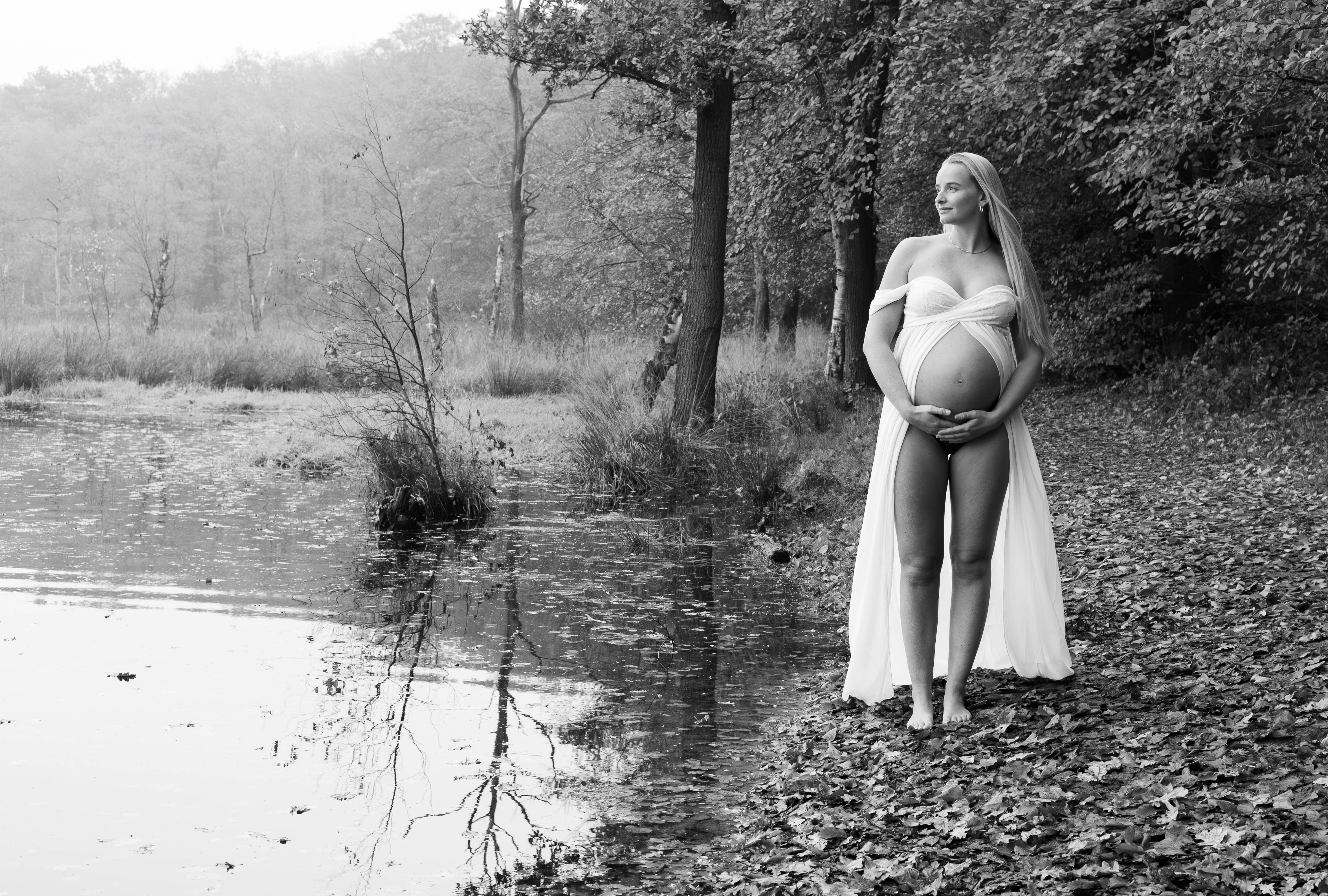 Zwangere vrouw staat in het bos Appelbergen in Glimmen