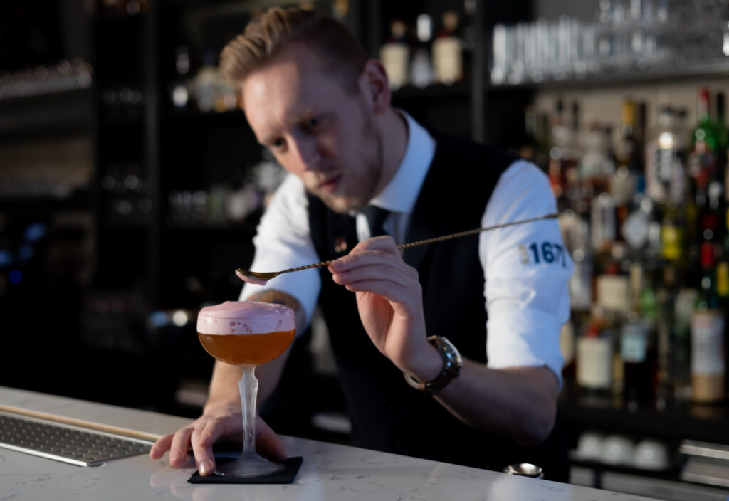 Mixologist is een cocktail aan het ganeren.