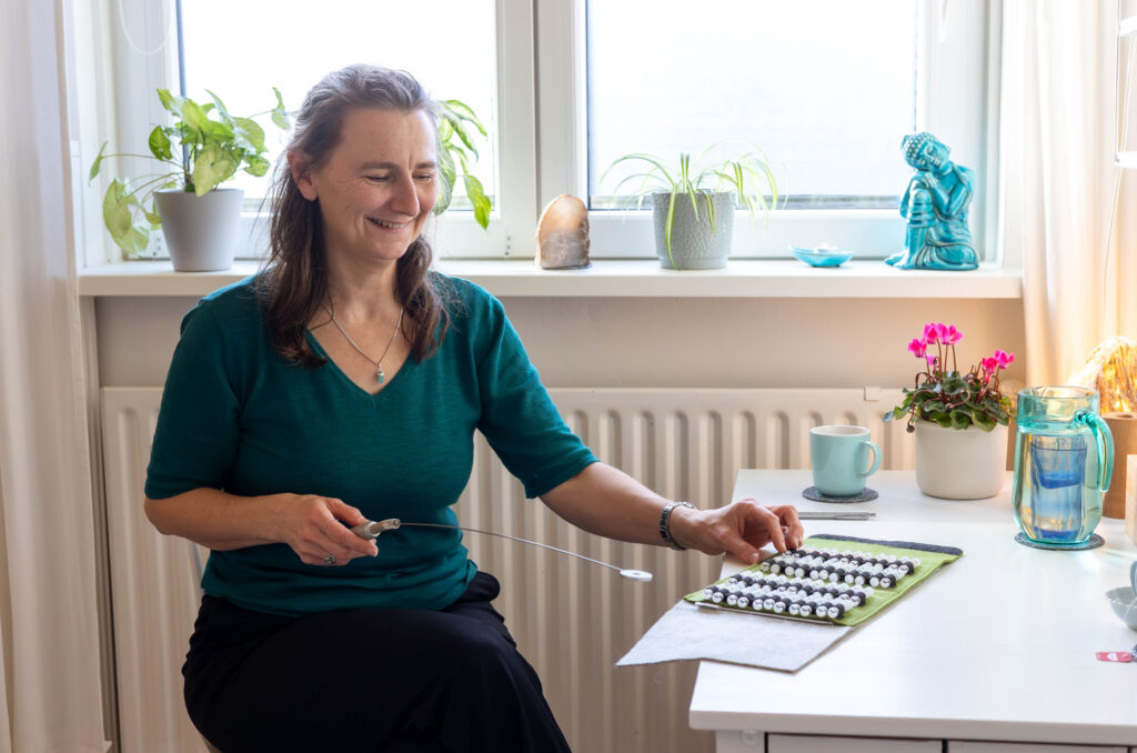 Famke van praktijk gelukshand Haren aan het werk met de biotensor.
